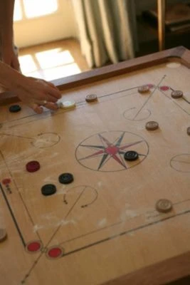 UBERGAMES Karromspiel Karromspiel - Junior - 68x68cm Komplett 5 UBERGAMES Karromspiel Karromspiel - Junior - 68x68cm Komplett – Bild 3