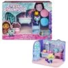 Gabby‘s Dollhouse Deluxe-Raum, Primp And Pamper Bathroom, Badezimmer Mit MerCat-Figur Und 3 Zubehörteilen, 3 Möbelstücken Und 2 Überraschungsboxen, Geeignet Für Kinder Ab 3 Jahren -Spielzeug Rabatte Geschäft 27329987 01
