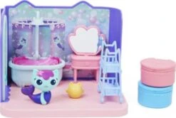 Gabby‘s Dollhouse Deluxe-Raum, Primp And Pamper Bathroom, Badezimmer Mit MerCat-Figur Und 3 Zubehörteilen, 3 Möbelstücken Und 2 Überraschungsboxen, Geeignet Für Kinder Ab 3 Jahren -Spielzeug Rabatte Geschäft 27329987 02