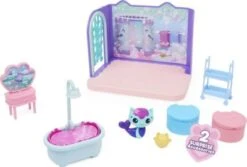 Gabby‘s Dollhouse Deluxe-Raum, Primp And Pamper Bathroom, Badezimmer Mit MerCat-Figur Und 3 Zubehörteilen, 3 Möbelstücken Und 2 Überraschungsboxen, Geeignet Für Kinder Ab 3 Jahren -Spielzeug Rabatte Geschäft 27329987 04