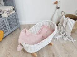 TinaForKids Puppenwiege Aus Weiden Mit Bettwäscheset, Puppenbett Weiß/Rosa 10 TinaForKids Puppenwiege Aus Weiden Mit Bettwäscheset, Puppenbett Weiß/Rosa -Spielzeug Rabatte Geschäft 29721283 03