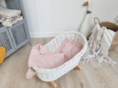 TinaForKids Puppenwiege Aus Weiden Mit Bettwäscheset, Puppenbett Weiß/Rosa 5 TinaForKids Puppenwiege Aus Weiden Mit Bettwäscheset, Puppenbett Weiß/Rosa – Bild 3