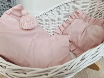 TinaForKids Puppenwiege Aus Weiden Mit Bettwäscheset, Puppenbett Weiß/Rosa 6 TinaForKids Puppenwiege Aus Weiden Mit Bettwäscheset, Puppenbett Weiß/Rosa – Bild 4