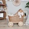 TinaForKids Puppenwagen Mit Bettwäscheset Aus Weiden Und Holz, Braun/Beige -Spielzeug Rabatte Geschäft 29721301 01