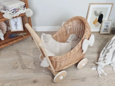 TinaForKids Puppenwagen Mit Bettwäscheset Aus Weiden Und Holz, Braun/Beige 4 TinaForKids Puppenwagen Mit Bettwäscheset Aus Weiden Und Holz, Braun/Beige – Bild 2