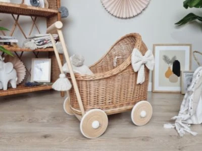 TinaForKids Puppenwagen Mit Bettwäscheset Aus Weiden Und Holz, Braun/Beige 5 TinaForKids Puppenwagen Mit Bettwäscheset Aus Weiden Und Holz, Braun/Beige – Bild 3
