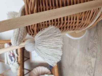 TinaForKids Puppenwagen Mit Bettwäscheset Aus Weiden Und Holz, Braun/Beige 7 TinaForKids Puppenwagen Mit Bettwäscheset Aus Weiden Und Holz, Braun/Beige – Bild 5